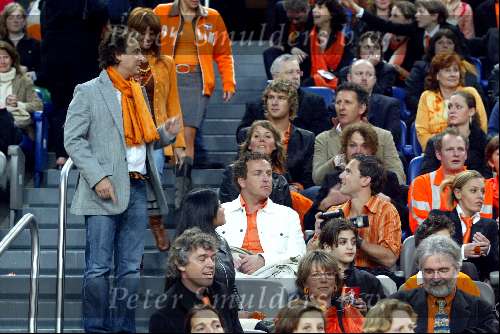 Amsterdam 19 april 2004
Premiere in Oranje in de Amsterdam Arena.
Gordon met vriend en Marco Borsato