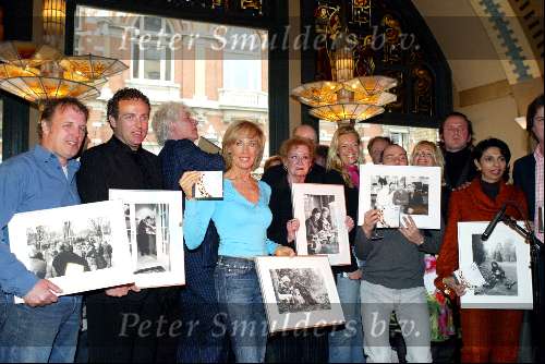 Amsterdam 19 april 2004
Presentatie cd voor Unicef in Hotel Americain.
Joke Bruys met Roeland Jacobs Paul v Vliet,Bob Fosko, Esther Hart, Laura Fygi