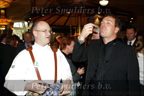 Amsterdam 19 april 2004
Presentatie cd voor Unicef in Hotel Americain.
Gordon oesters etend