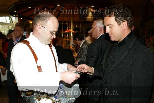 Amsterdam 19 april 2004
Presentatie cd voor Unicef in Hotel Americain.
Gordon oesters etend