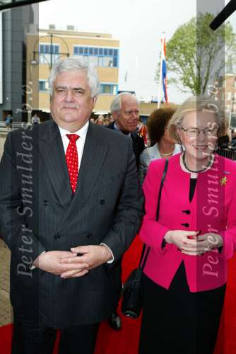 Scheveningen 29 april 2004
65e verjaardag van Pieter v Vollenhoven in het circustheater.
Hanja Maij Wegge met man