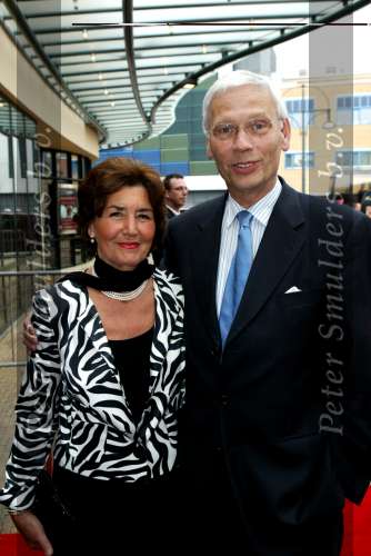 Scheveningen 29 april 2004
65e verjaardag van Pieter v Vollenhoven in het circustheater.
Hans v d Broek met vrouw