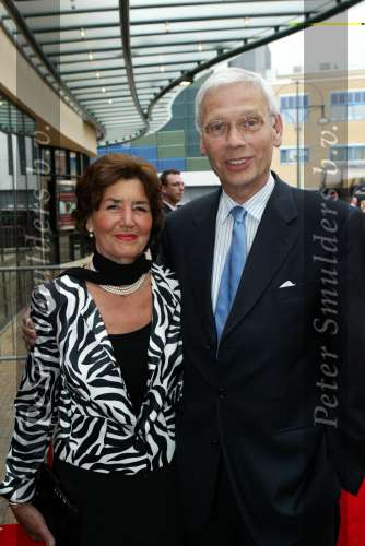 Scheveningen 29 april 2004
65e verjaardag van Pieter v Vollenhoven in het circustheater.
Hans v d Broek met vrouw
