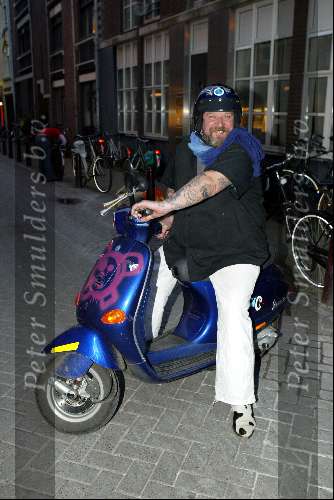 Amsterdam 1 april 2004
Feestje Patty Brard  in de zebra lounge.
Henk Schiffmacher met scooter