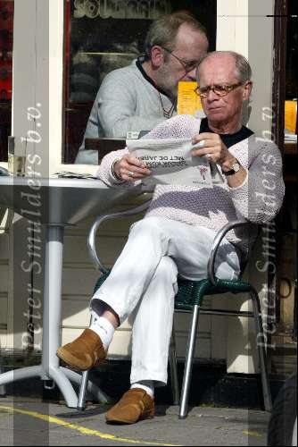Amsterdam 22 april 2004
Henk v Ulsen leest krant op terras