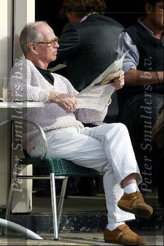 Amsterdam 22 april 2004
Henk v Ulsen leest krant op terras