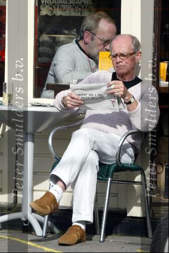 Amsterdam 22 april 2004
Henk v Ulsen leest krant op terras