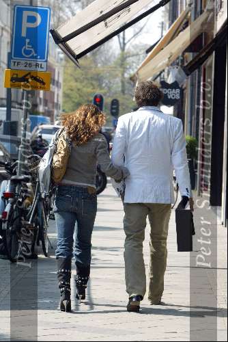 Amsterdam 15 april 2004
Herman Heinsbroek met vrouw Judith op PC Hooftstraat