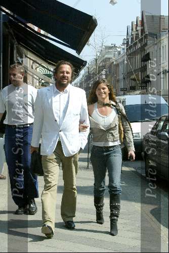 Amsterdam 15 april 2004
Herman Heinsbroek met vrouw Judith op PC Hooftstraat