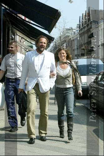 Amsterdam 15 april 2004
Herman Heinsbroek met vrouw Judith op PC Hooftstraat
