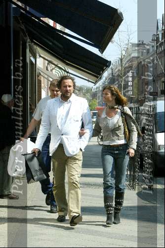 Amsterdam 15 april 2004
Herman Heinsbroek met vrouw Judith op PC Hooftstraat