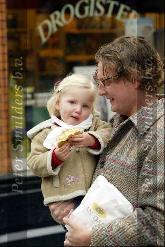Amsterdam 10 april 2004
Prins Bernhard jr met Isabelle   op Cornelis Schuytstraat
