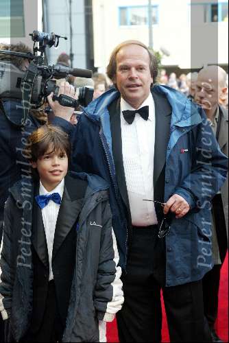 Scheveningen 4 april 2004
Premiere Lion King in Kurhaus.
Ivo Niehe met zoontje