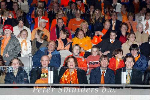 Amsterdam 19 april 2004
Premiere in Oranje in Amsterdam Arena.
Ivo Niehe met kinderen op tribune