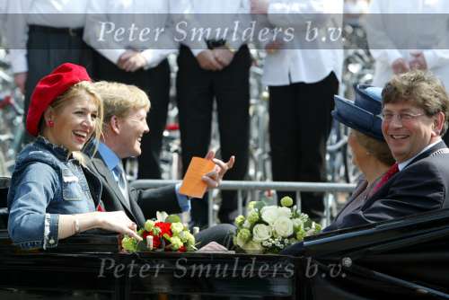 Groningen 30 april 2004
Koninginnedag 2004 in Warffum (Groningen)
Prinses Maxima  met Prins Willem Alexander en Koningin beatrix in  koets. Jacques Wallage