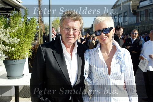 Ouderkerk aan de Ijssel 24 april 2004
Opening Klein Paardenburg in Ouderkerk aan de Amstel.
Jan des Bouvrie  met Monique des Bouvrie