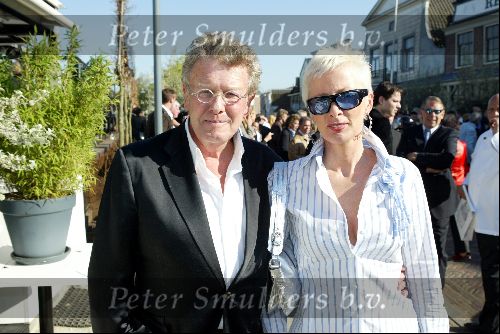 Ouderkerk aan de Ijssel 24 april 2004
Opening Klein Paardenburg in Ouderkerk aan de Amstel.
Jan des Bouvrie  met Monique des Bouvrie