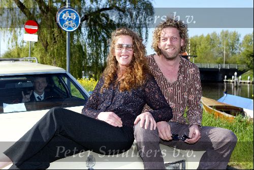 Ouderkerk aan de Ijssel 24 april 2004
Opening Klein Paardenburg in Ouderkerk aan de Amstel.
Nicole des Bouvrie en Jean Marc des Bouvrie op oude amerikaanse auto
Peter Smulders bv