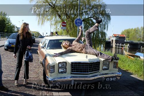 Ouderkerk aan de Ijssel 24 april 2004
Opening Klein Paardenburg in Ouderkerk aan de Amstel.
Nicole des Bouvrie en Jean Marc des Bouvrie op oude amerikaanse auto