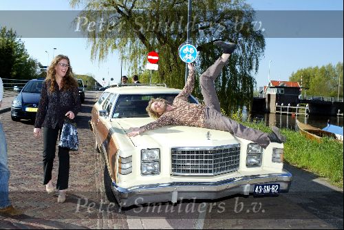 Ouderkerk aan de Ijssel 24 april 2004
Opening Klein Paardenburg in Ouderkerk aan de Amstel.
Nicole des Bouvrie en Jean Marc des Bouvrie op oude amerikaanse auto