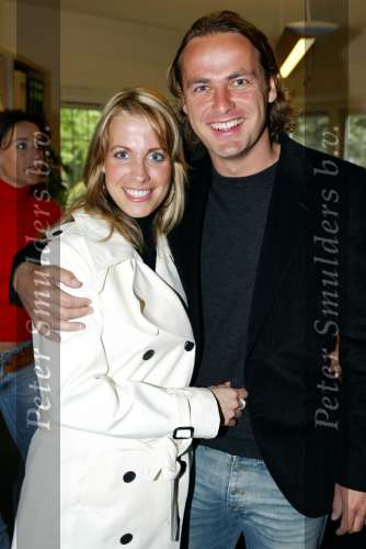 Blaricum 29 april 2004
Marco Borsato krijgt Koninklijke onderscheiding.
John Ewbank met Vivian Reys