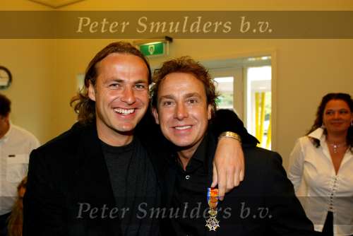 Blaricum 29 april 2004
Marco Borsato krijgt Koninklijke onderscheiding. Marco Met John Ewbank