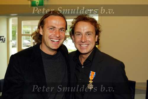 Blaricum 29 april 2004
Marco Borsato krijgt Koninklijke onderscheiding. Marco Met John Ewbank