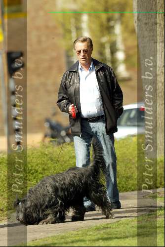 Laren 12 april 2004
John de Mol sr wandelend met hond