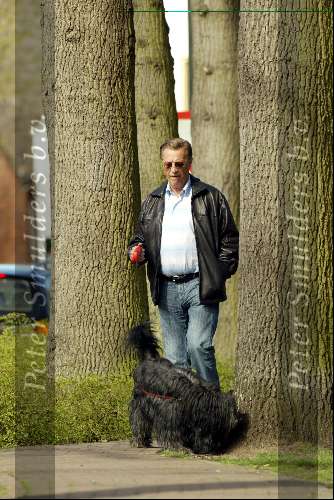 Laren 12 april 2004
John de Mol sr wandelend met hond