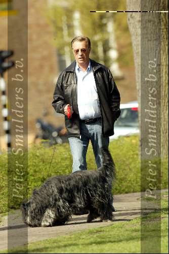 Laren 12 april 2004
John de Mol sr wandelend met hond