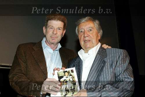 Amsterdam 10 april 2004
Presentatie boek John ny Hoes in Heineken Music Hal.
Johnny Hoes en Frits Barend