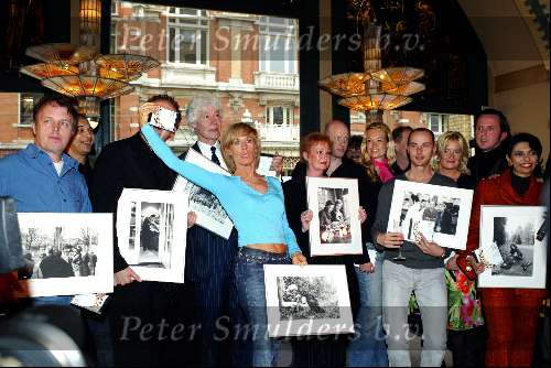 Amsterdam 19 april 2004
Presentatie cd voor Unicef in Hotel Americain.
Joke Bruys met Roeland Jacobs Paul v Vliet,Bob Fosko, Esther Hart, Laura Fygi