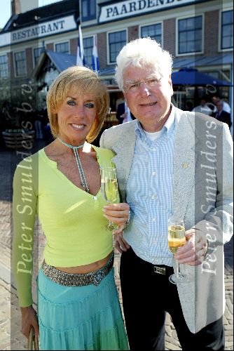 Ouderkerk aan de Ijssel 24 april 2004
Opening Klein Paardenburg in Ouderkerk aan de Amstel.
Joke Bruijs en Gerard Cox