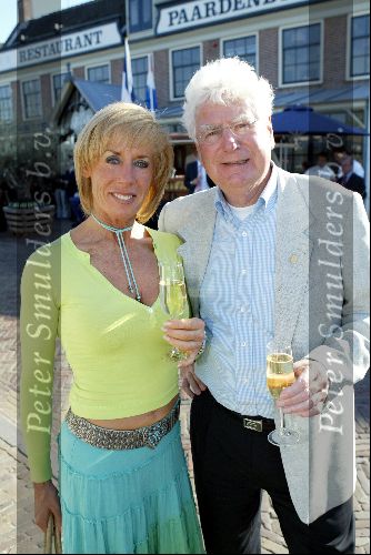 Ouderkerk aan de Ijssel 24 april 2004
Opening Klein Paardenburg in Ouderkerk aan de Amstel.
Joke Bruijs en Gerard Cox