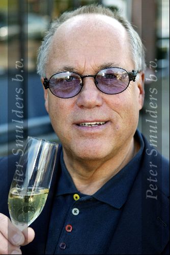 Ouderkerk aan de Ijssel 24 april 2004
Opening Klein Paardenburg in Ouderkerk aan de Amstel.
Joop Braakhekke met zonnebril