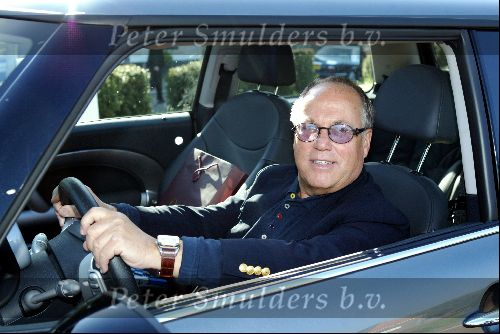 Ouderkerk aan de Ijssel 24 april 2004
Opening Klein Paardenburg in Ouderkerk aan de Amstel.
Joop Braakhekke in Mini met politieagent
