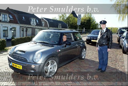 Ouderkerk aan de Ijssel 24 april 2004
Opening Klein Paardenburg in Ouderkerk aan de Amstel.
Joop Braakhekke in Mini met politieagent