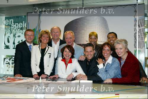 Amsterdam 21 april 2004
Presentatie nieuwe Joop v d Ende Theater in Amsterdam.
Joop  d Ende met Bastiaan Ragas, Simone Kleinsma, Henk Poort Maaike Widdershoven, Danny de Munck, Doris Baten en...