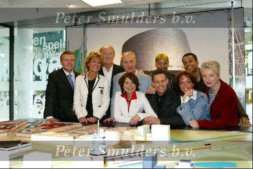 Amsterdam 21 april 2004
Presentatie nieuwe Joop v d Ende Theater in Amsterdam.
Joop  d Ende met Bastiaan Ragas, Simone Kleinsma, Henk Poort Maaike Widdershoven, Danny de Munck, Doris Baten en...