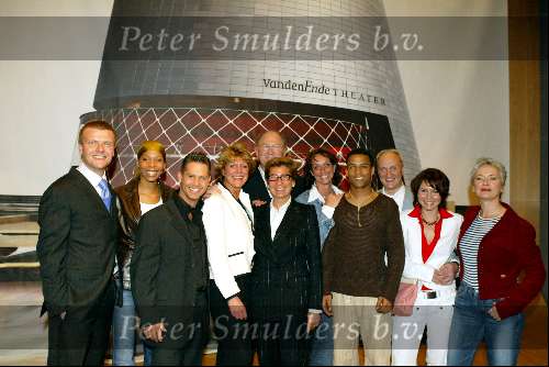 Amsterdam 21 april 2004
Presentatie nieuwe Joop v d Ende Theater in Amsterdam.
Joop v d Ende met Bastiaan Ragas, Danny de Munck, Caroline Dijkhuizen, Henk Poort, Maaike Widdershoven en Doris Baten