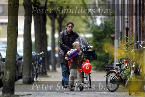 Amsterdam 10 april 2004
Joost Zwagerman op fiets met kinderen