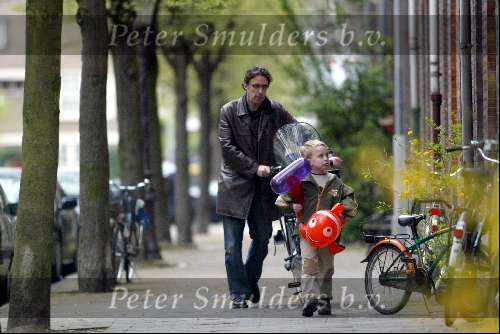 Amsterdam 10 april 2004
Joost Zwagerman op fiets met kinderen