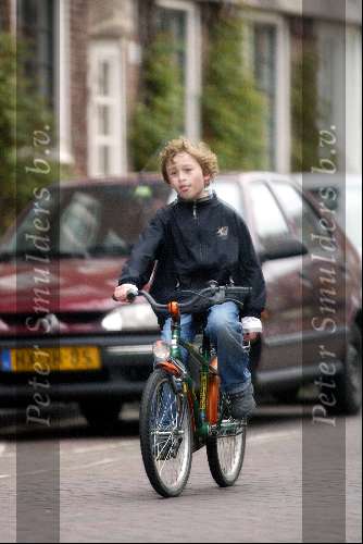 Amsterdam 10 april 2004
Joost Zwagerman op fiets met kinderen