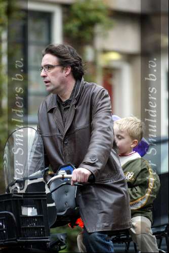Amsterdam 10 april 2004
Joost Zwagerman op fiets met kinderen