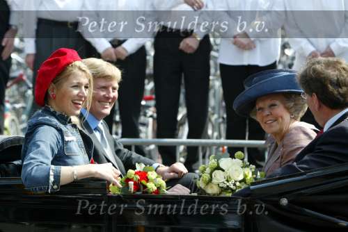 Groningen 30 april 2004
Koninginnedag 2004 in Warffum (Groningen)
Prinses Maxima  met Prins Willem Alexander en Koningin beatrix in  koets