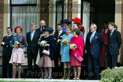 Groningen 30 april 2004
Koninginnedag 2004 in Warffum (Groningen)
Prinses Maxima met Prins Willem Alexander Koningin Beatrix