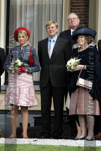 Groningen 30 april 2004
Koninginnedag 2004 in Warffum (Groningen)
Koningin Beatrix en Prinses Maxima en Prins Willem Alexander