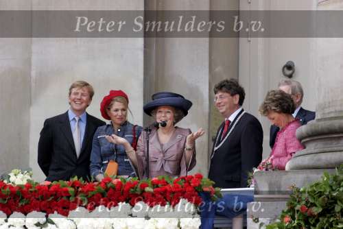 Warffum 30 april 2004
Koninginnedag 2004 in Warffum (Groningen)
Prins Willem Alexander Maxima Koningin Beatrix Pieter v Vollenhoven Prinses Marriet en Jacques Wallage
