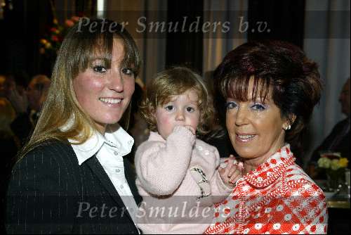 Rotterdam 13 april 2004
Presentatie cd Lee Towers in Hotel New York.
Laura Huizer met  dochter en kleindochter