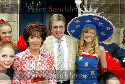 Rotterdam 13 april 2004
Presentatie cd Lee Towers in Hotel New York.
Lee Towers en Laura Huizer met miss Princess